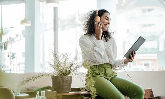 Customer using Optimum Internet with tablet